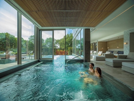 客房内保险箱、办公桌、熨斗/熨衣板、免费婴儿床