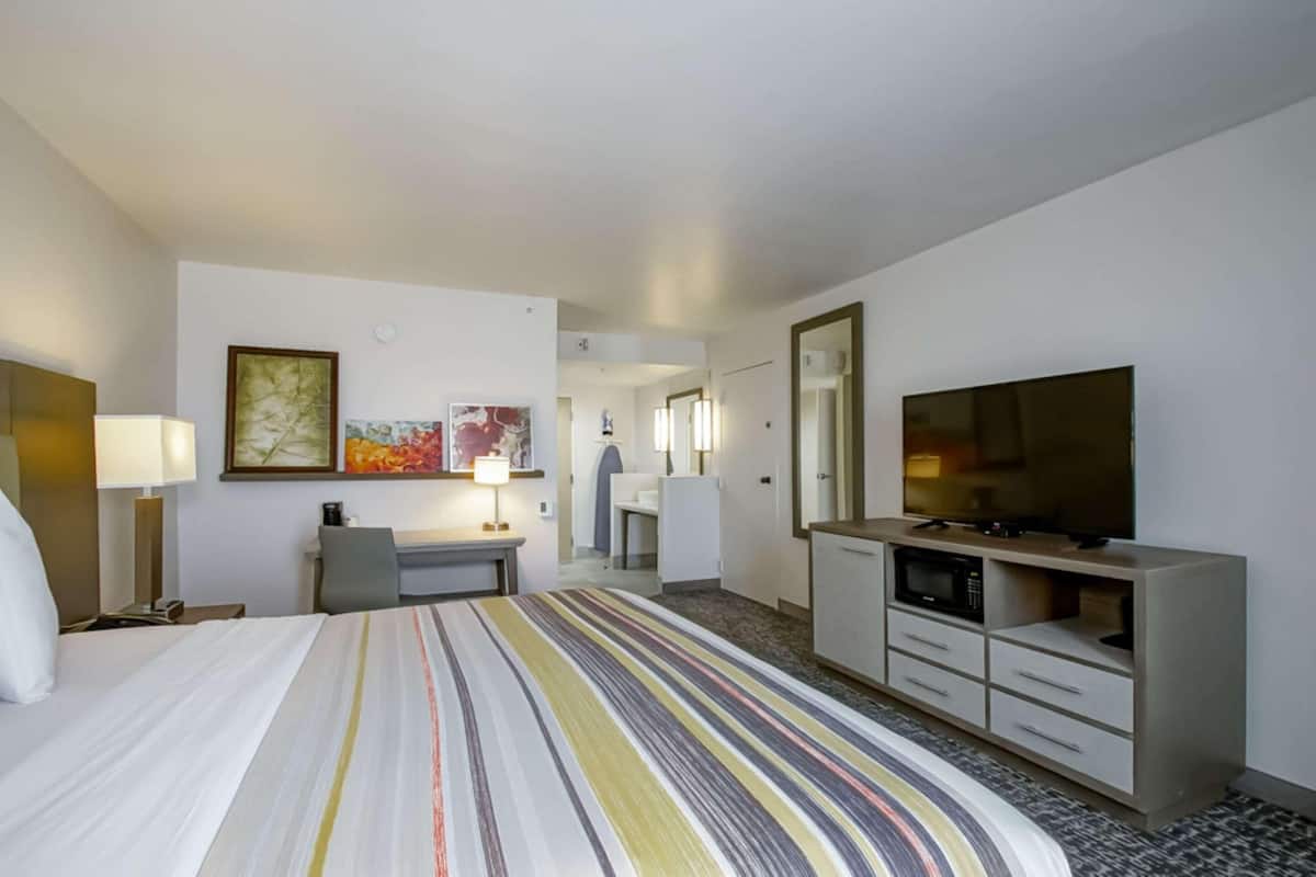1 bedroom, premium bedding, desk, laptop workspace
