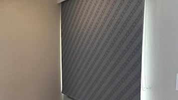 客房内保险箱、办公桌、笔记本电脑工作区、熨斗/熨衣板