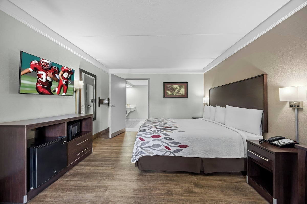 Habitación Deluxe, 1 cama King size, con acceso para personas discapacitadas, para no fumadores | Tabla de planchar con plancha, cunas gratuitas y wifi gratis