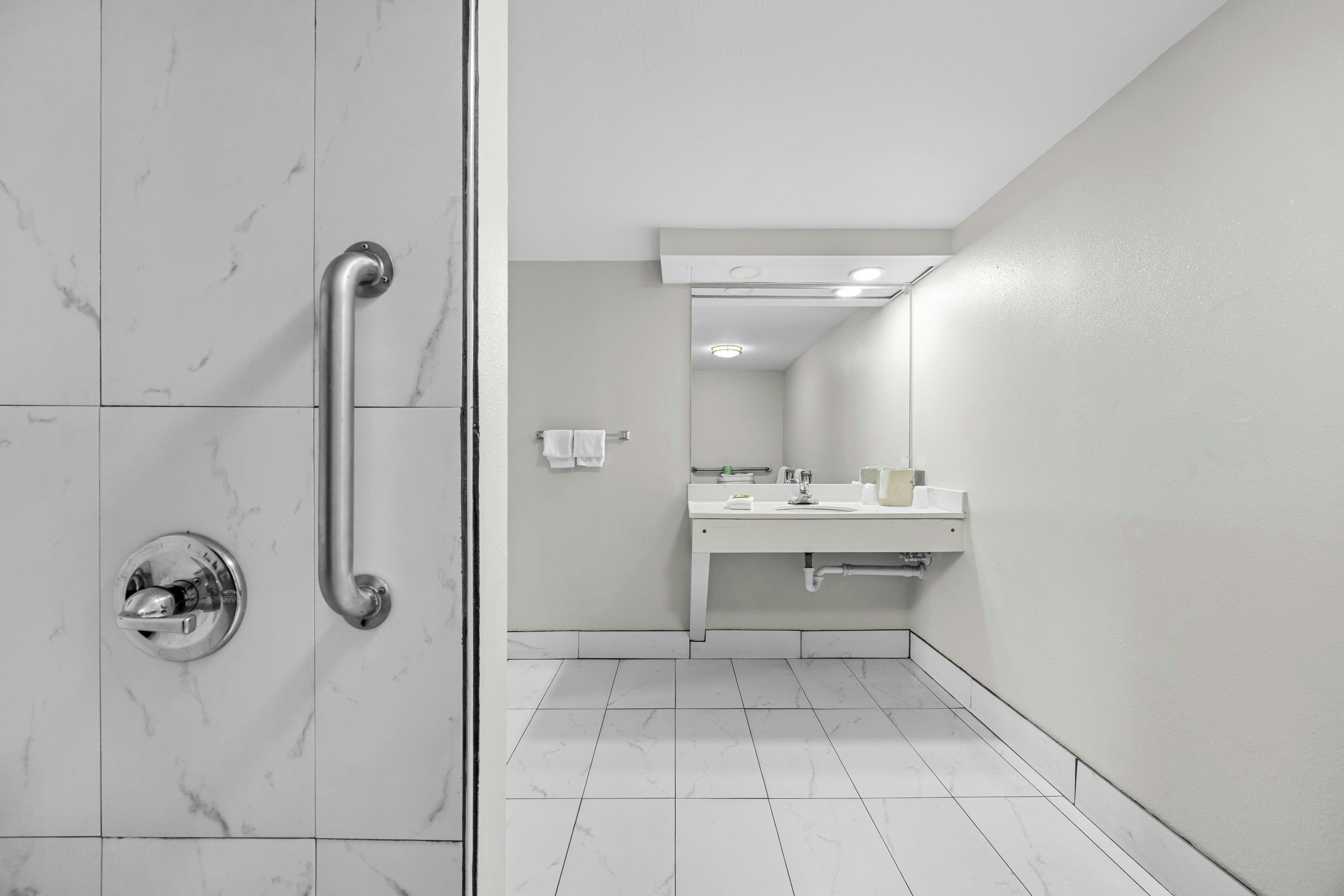 Deluxe Room, 1 King Bed, Accessible, Non Smoking | Bathroom | Combined shower/tub, free toiletries, hair dryer (on request), towels