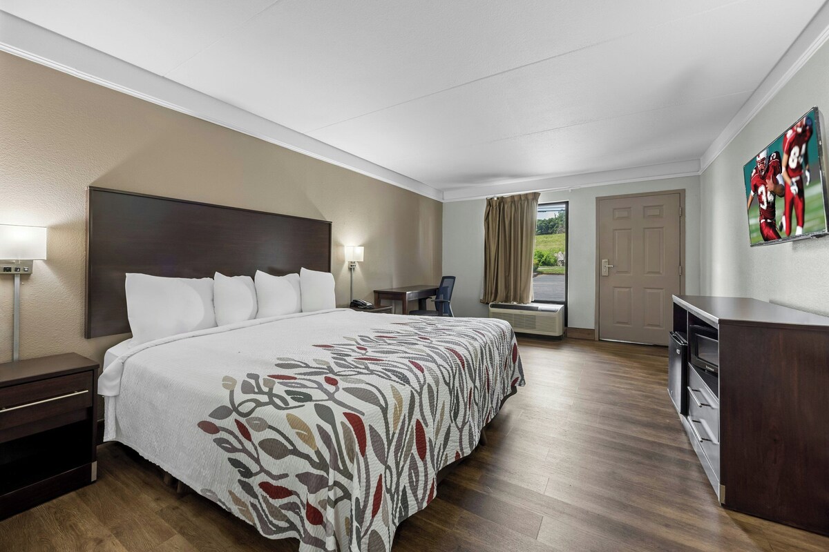 Superior Room, 1 King Bed, Non Smoking | Iron/ironing board, cribs (free), WiFi (free), alarm clocks