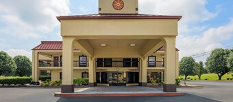 Red Roof Inn & Suites Clinton, TN