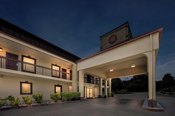 Front of property - evening/night - Red Roof Inn & Suites Clinton, TN (Clinton)