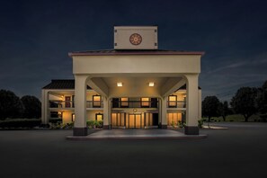 Front of property - evening/night - Red Roof Inn & Suites Clinton, TN (Clinton)