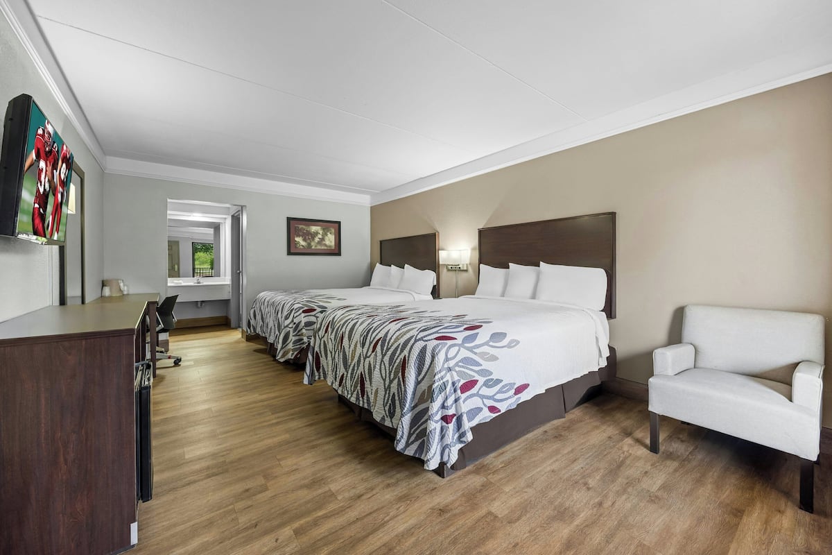 Habitación Deluxe, 2 camas Queen size, para no fumadores | Tabla de planchar con plancha, cunas gratuitas y wifi gratis