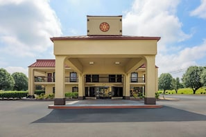 Exterior - Red Roof Inn & Suites Clinton, TN (Clinton)