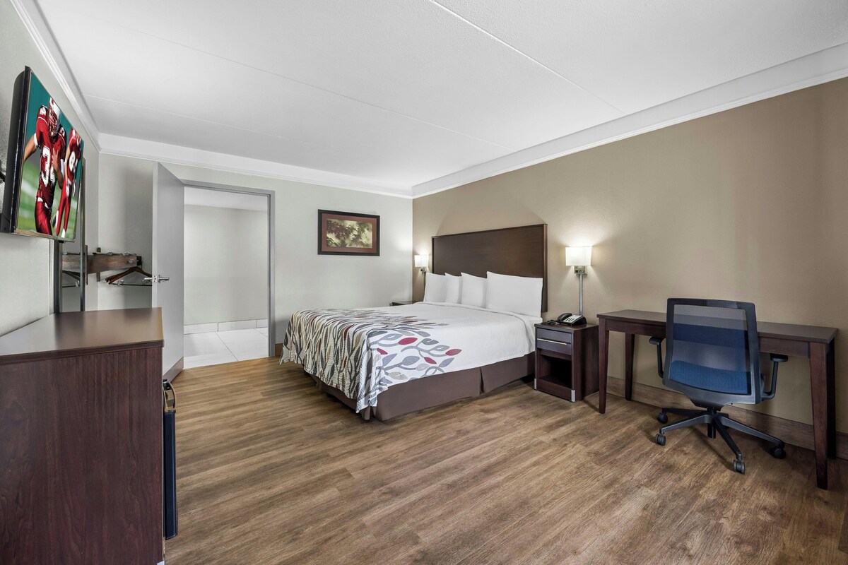 Deluxe Room, 1 King Bed, Accessible, Non Smoking | Iron/ironing board, cribs (free), WiFi (free), alarm clocks