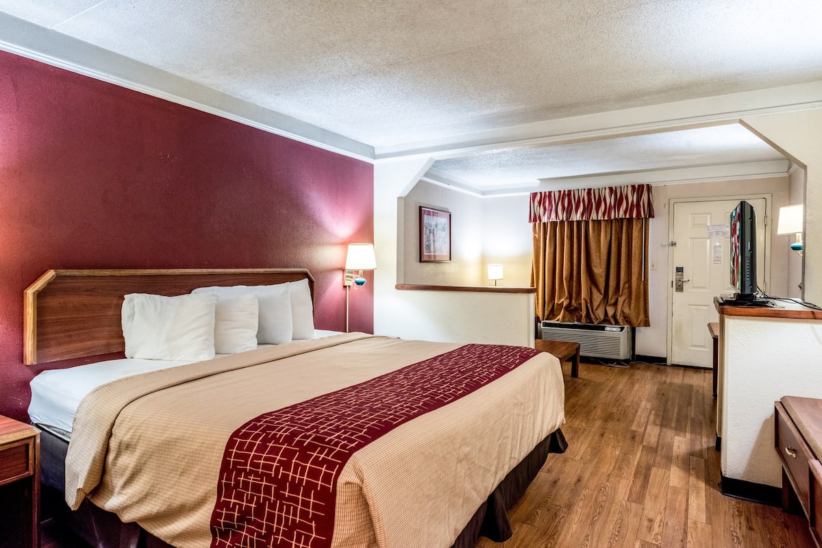Habitación superior, 1 cama de matrimonio grande, no fumadores | Tabla de planchar con plancha, cunas gratuitas, wifi gratis