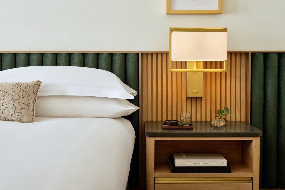 Sengetøy av topp kvalitet, minibar, safe på rommet og skrivebord