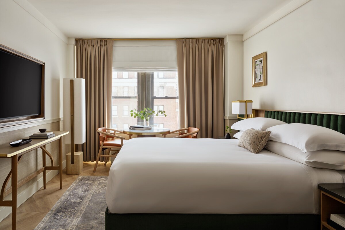 Sengetøy av topp kvalitet, minibar, safe på rommet og skrivebord