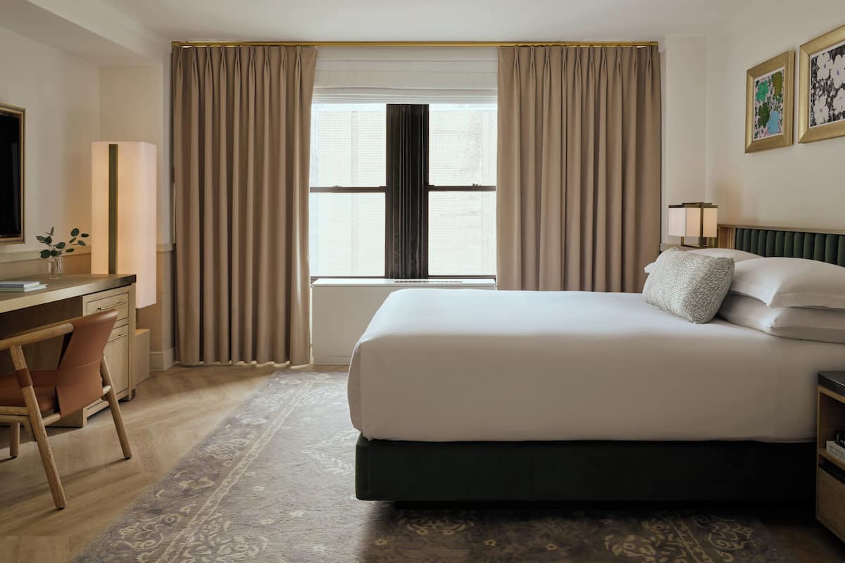 Quarto, 1 cama King, vista para a cidade | Roupas de cama de algodão egípcio, roupas de cama premium, frigobar