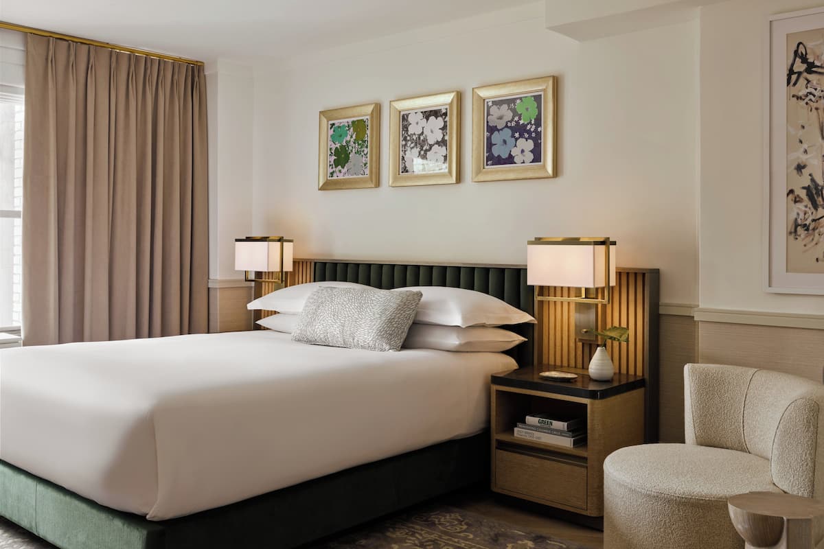 Peralatan tempat tidur premium, bar mini, peti besi dalam bilik, meja 