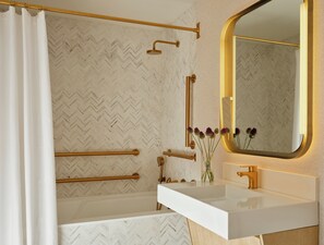 Kombination af bruser/badekar, designertoiletartikler, hårtørrer