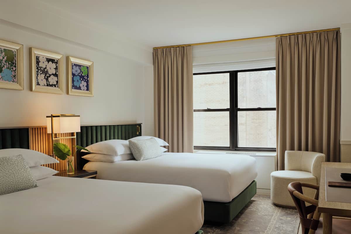 Peralatan tempat tidur premium, bar mini, peti besi dalam bilik, meja 