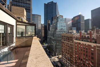 Suite, 1 Bedroom, Accessible Bathtub (Mobility) | Egyptian cotton sheets, premium bedding, minibar, in-room safe at 70 Park Avenue