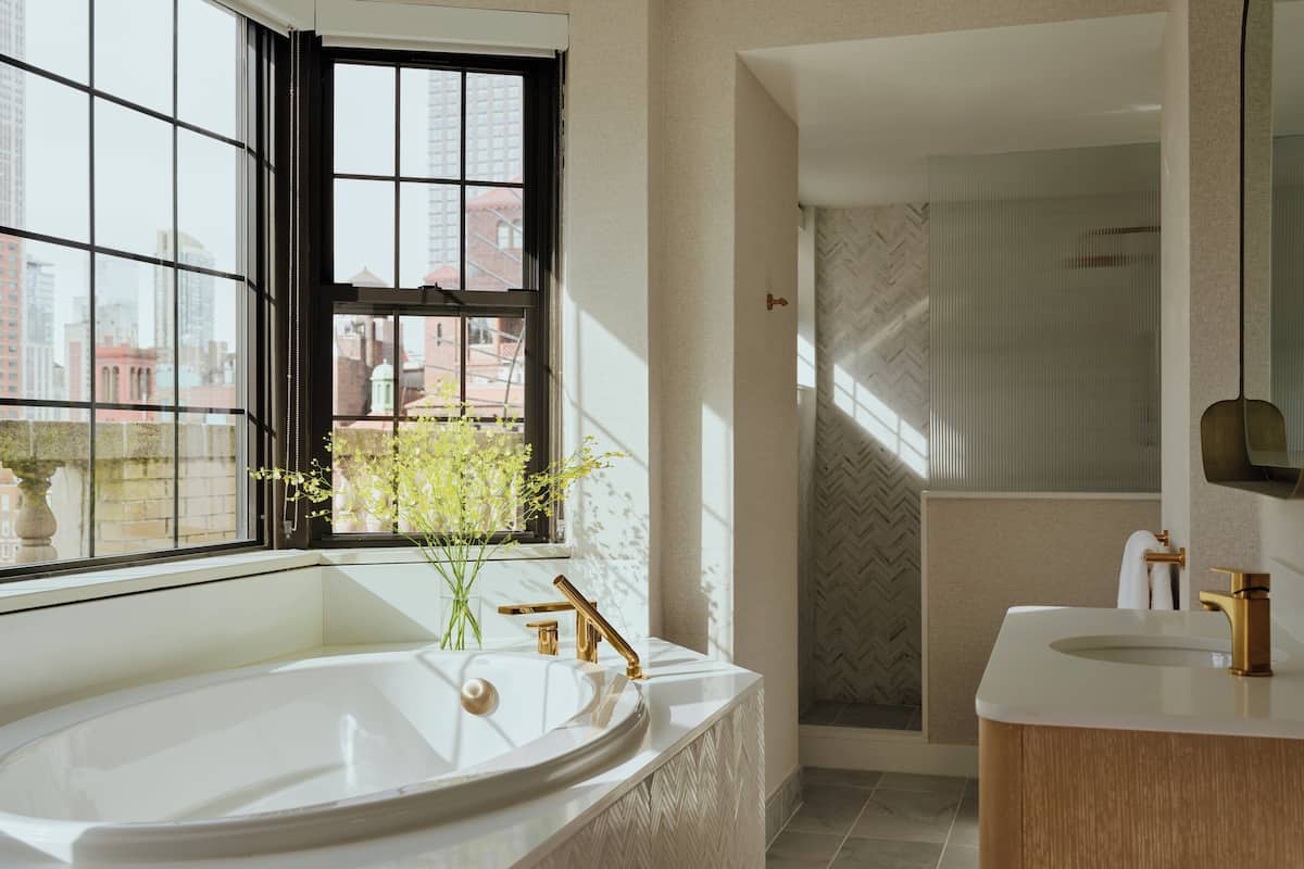 Quarto premium, 1 cama King, banheira de hidromassagem (Bath Shower Combo) | Banheiro | Chuveiro/banheira combinados, produtos de toalete de grife