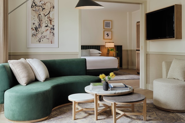 Hochwertige Bettwaren, Minibar, Zimmersafe, Schreibtisch