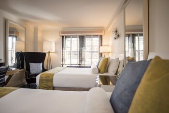 Egyptian cotton sheets, premium bedding, minibar, in-room safe at 70 Park Avenue