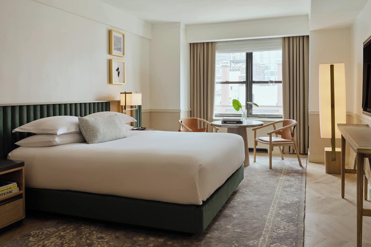 Bộ đồ giường cao cấp, minibar, két bảo mật tại phòng, bàn