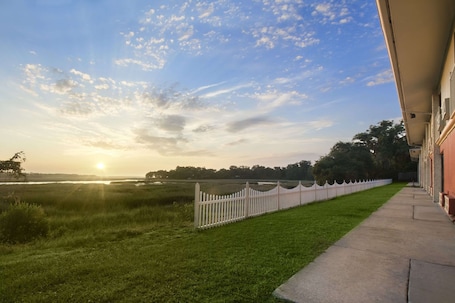 Exterior. Howard Johnson by Wyndham Beaufort/Parris Island