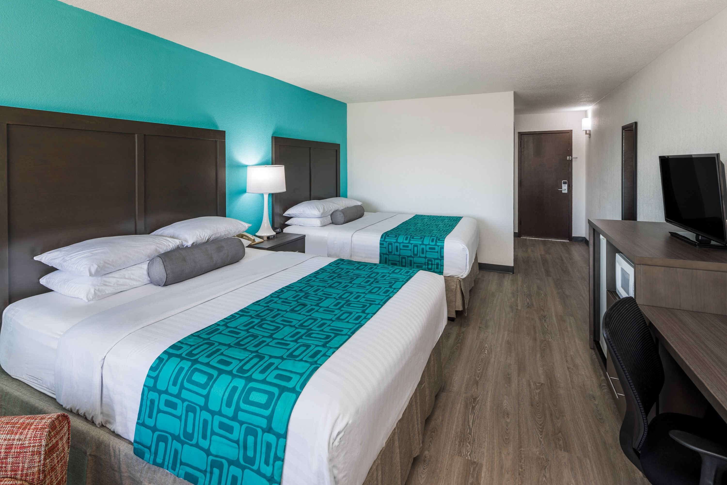 Brankas, meja kerja, ruang kerja ramah laptop, dan tirai kedap cahaya