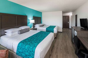 In-room safe, desk, laptop workspace, blackout drapes - Howard Johnson by Wyndham Beaufort/Parris Island (Beaufort)