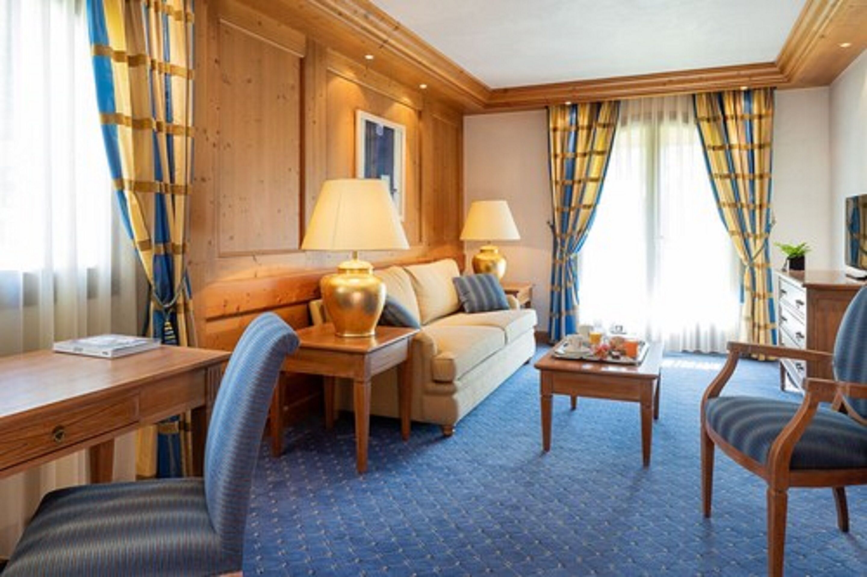 suite (duplex) | living room | flat-screen tv