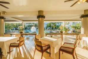 2 restaurantes, se sirven desayunos, comidas y cocina internacional