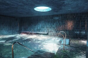 Salas de tratamiento para parejas, sauna y tina de hidromasaje 