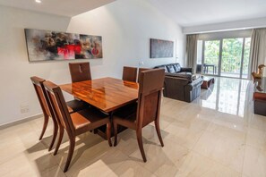 Suite ejecutiva, 1 cama King size | Comedor