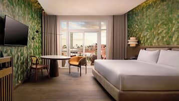 Quarto club, 1 cama King, vista para a piscina, na torre (Tower) | Roupas de cama premium, camas com colchões pillow-top, frigobar