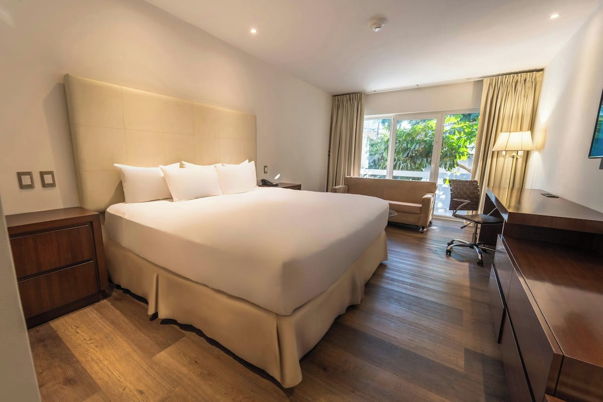 Executive Room, 1 King Bed, Balcony, Garden View | Premium bedding, pillow-top beds, minibar, in-room safe