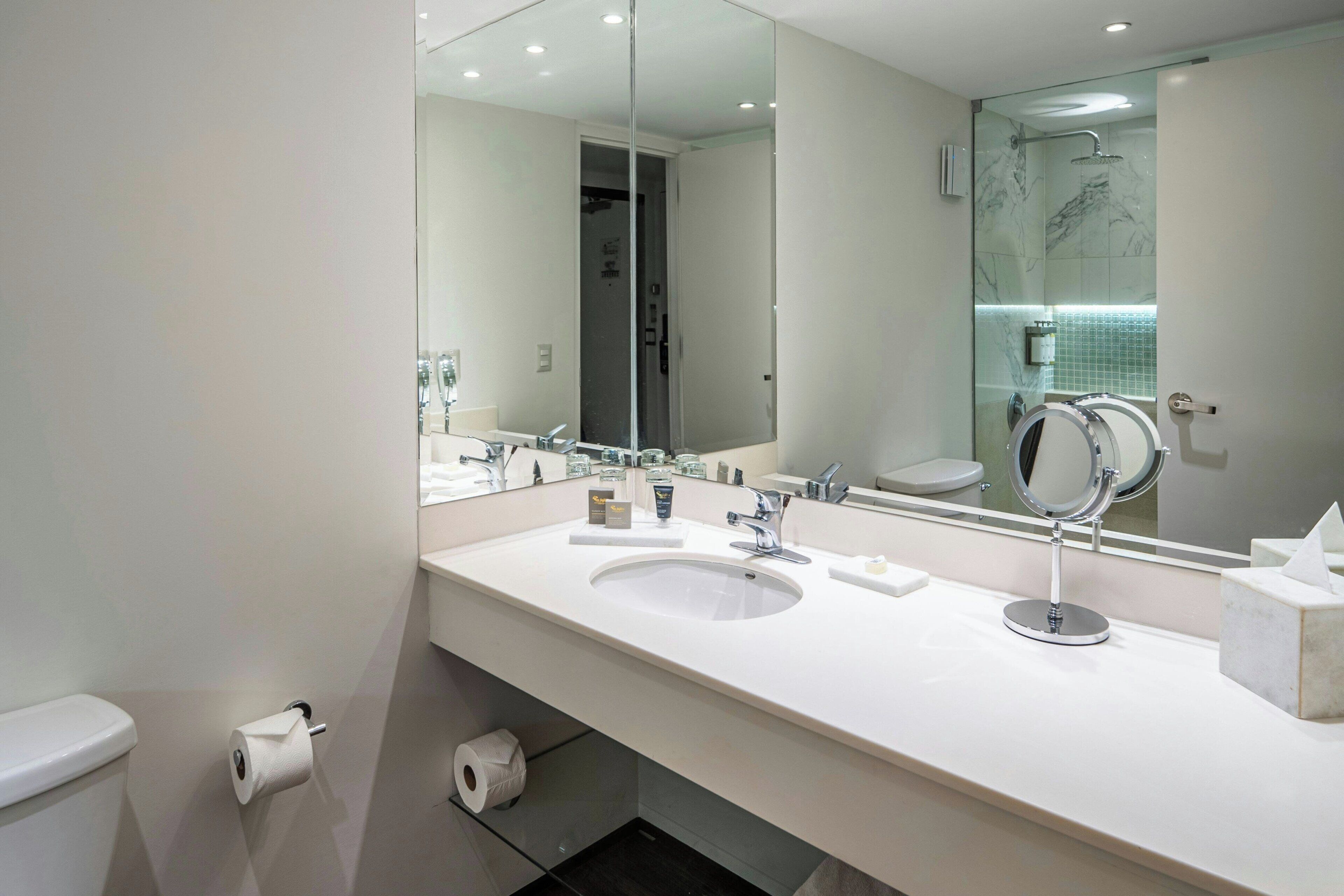 Executive Room, 1 King Bed, Balcony, Garden View | Bathroom | Shower, free toiletries, hair dryer, towels