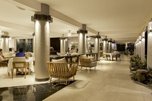 3 Restaurants, Mittagessen und Abendessen, internationale Küche