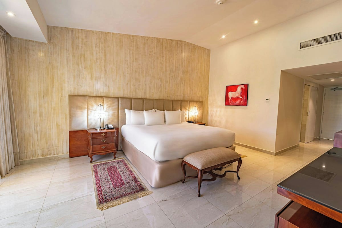 Executive Suite, 1 King Bed, Non Smoking | Premium bedding, pillow-top beds, minibar, in-room safe