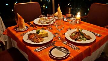 2 restaurants, spécialités Cuisine internationale