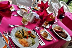 2 restaurants, breakfast, lunch, dinner served; international cuisine
