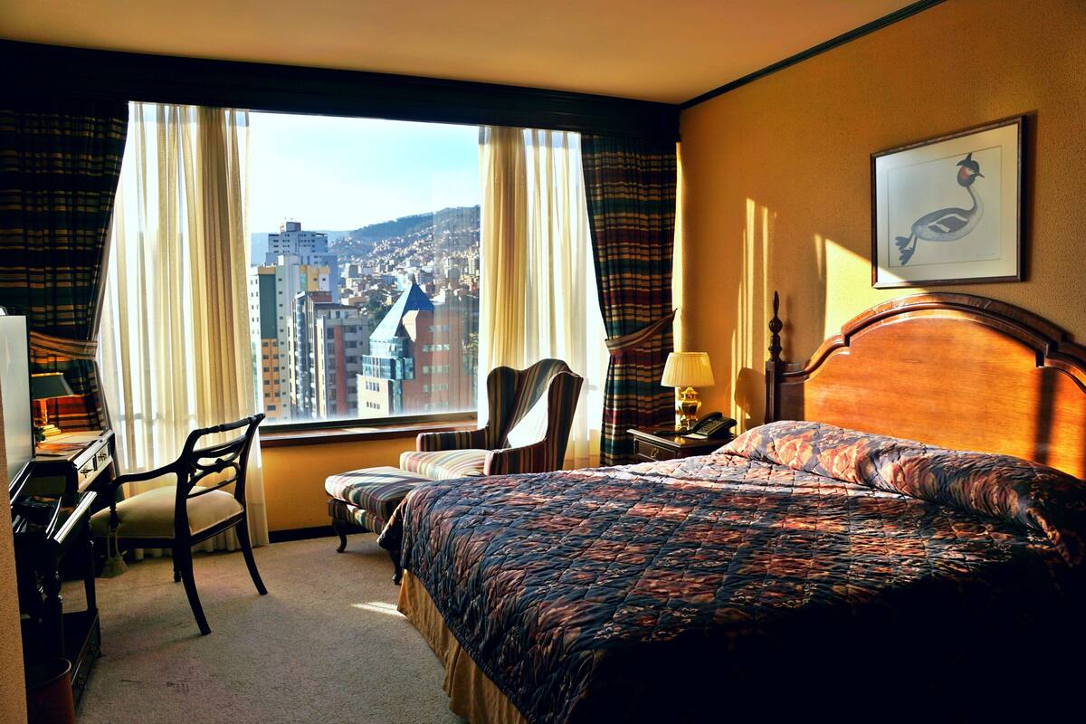 Deluxe Room | Minibar, in-room safe, desk, blackout curtains