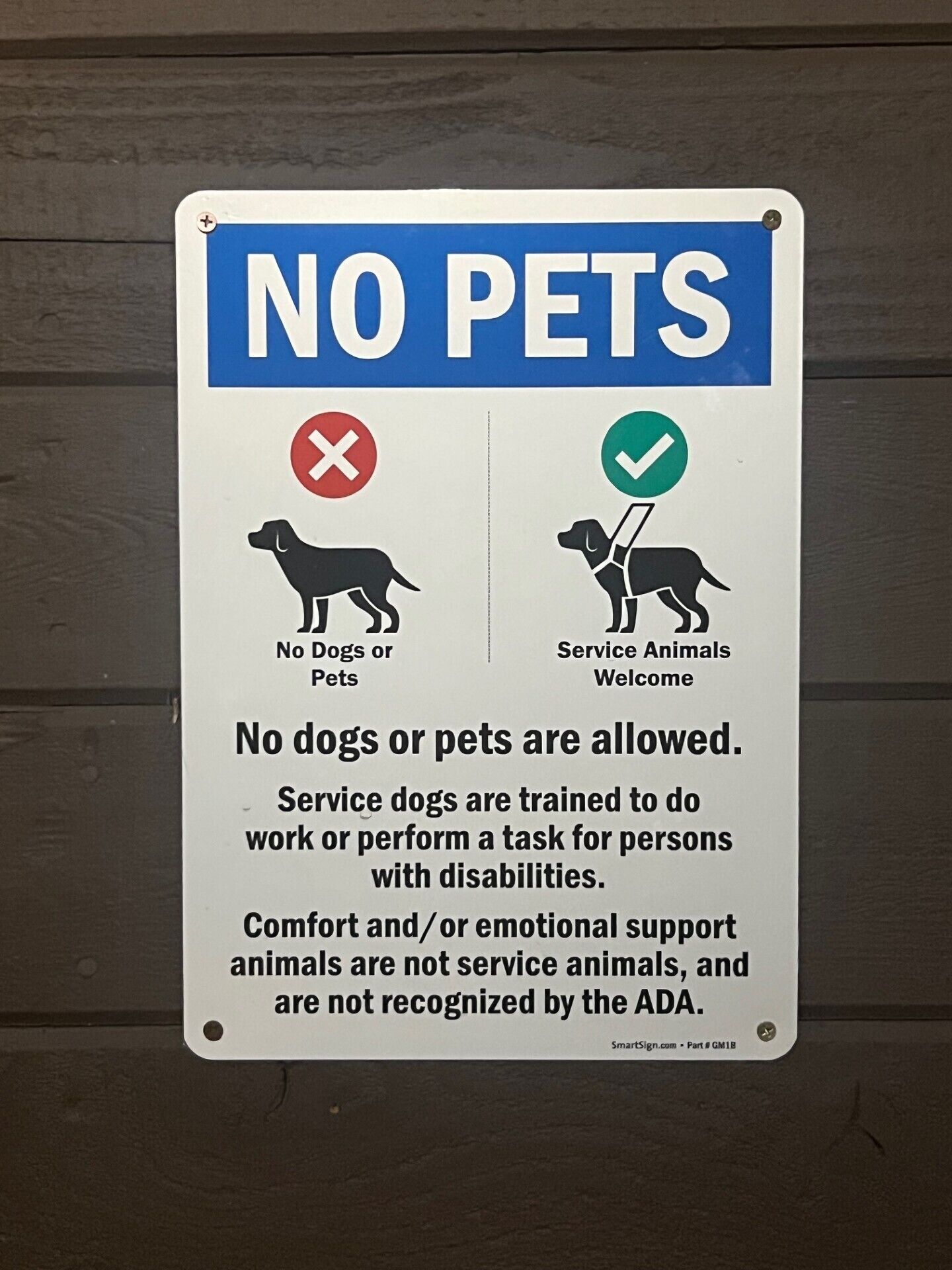 A sign indicating no pets are allowed, with exceptions for service animals.