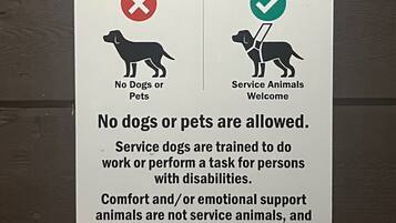 A sign indicating no pets are allowed, with exceptions for service animals.