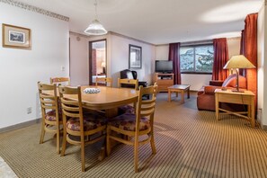 Living area - Heidelberg Inn (June Lake)