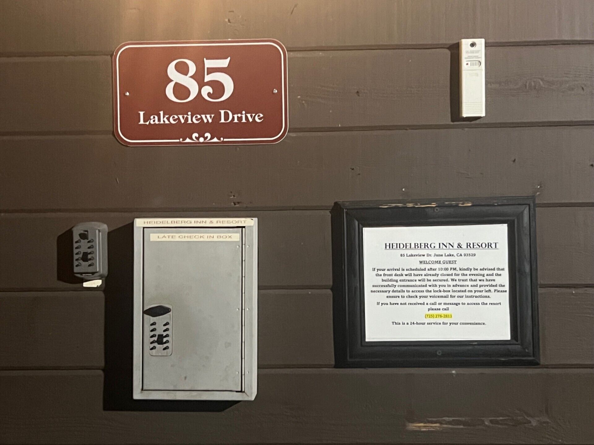 A sign for 85 Lakeview Drive, a late check-in box, and a framed welcome message for Heidelberg Inn & Resort.
