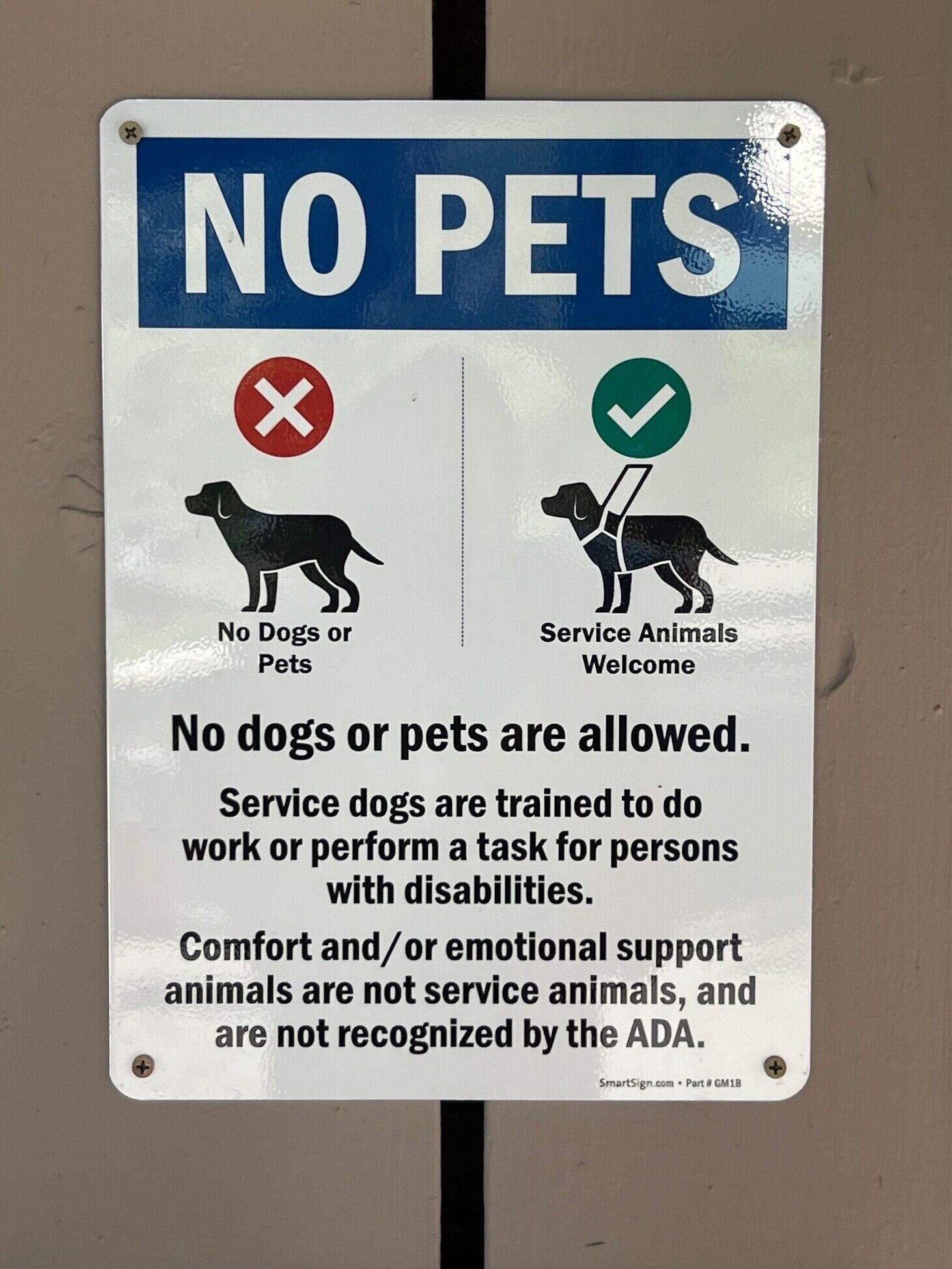 A sign indicating no pets are allowed, with exceptions for service animals.