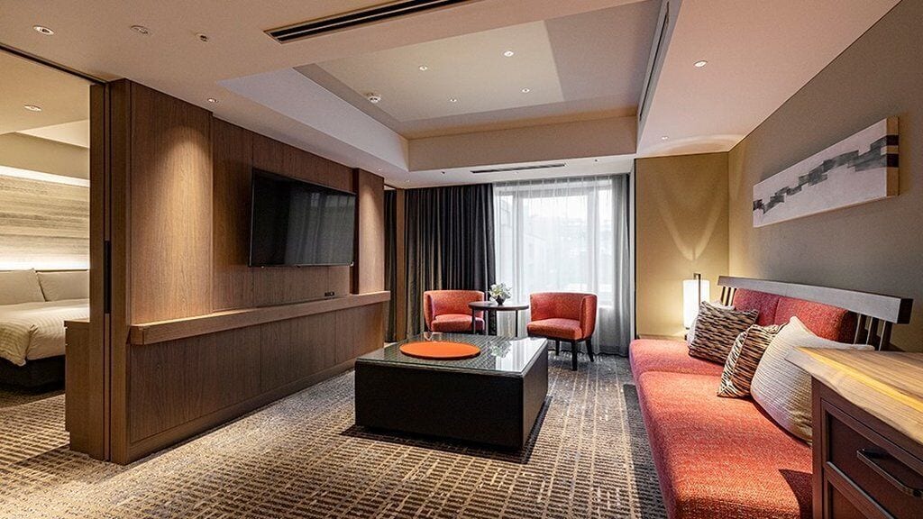 Minibar, safe på rommet, skrivebord og strykejern/-brett