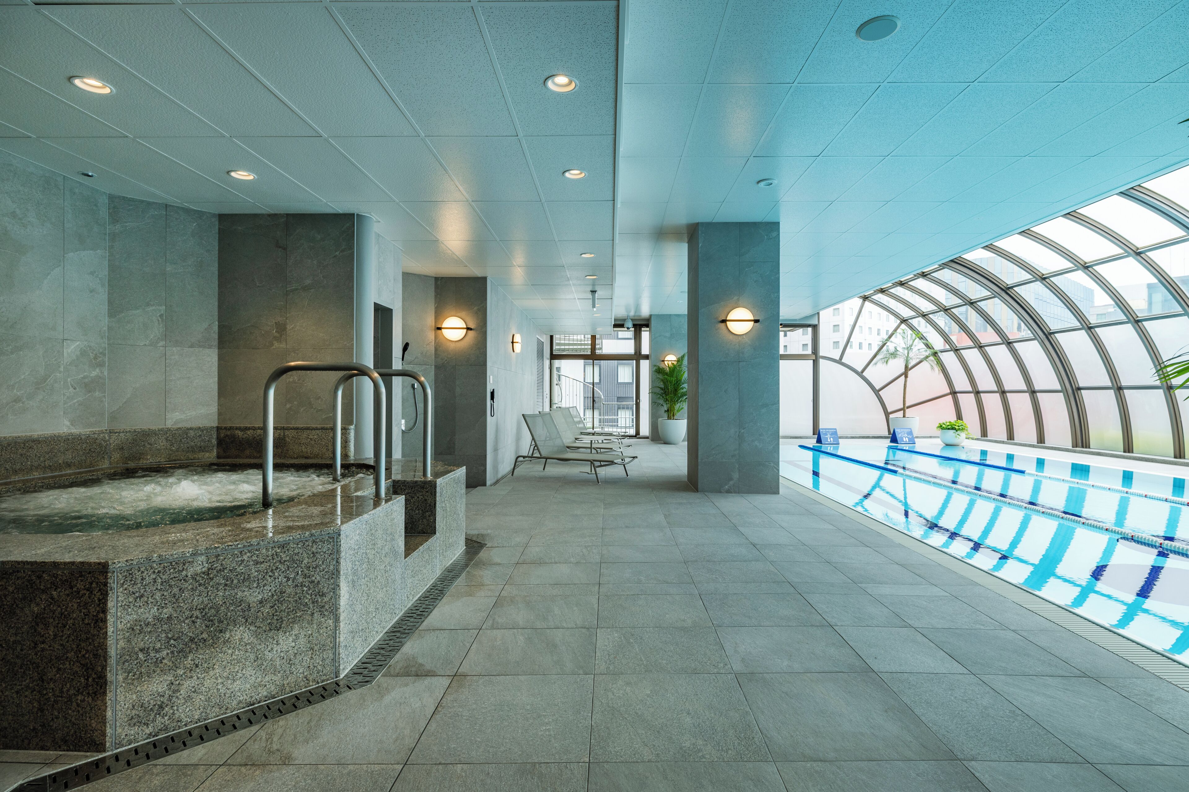 Una piscina cubierta
