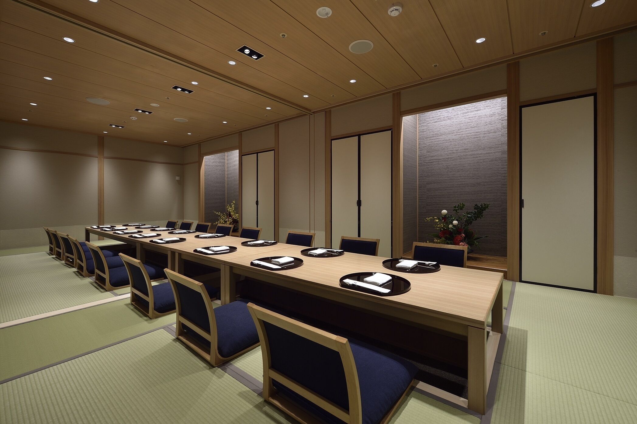 6 restaurants, breakfast, lunch, dinner served; french cuisine