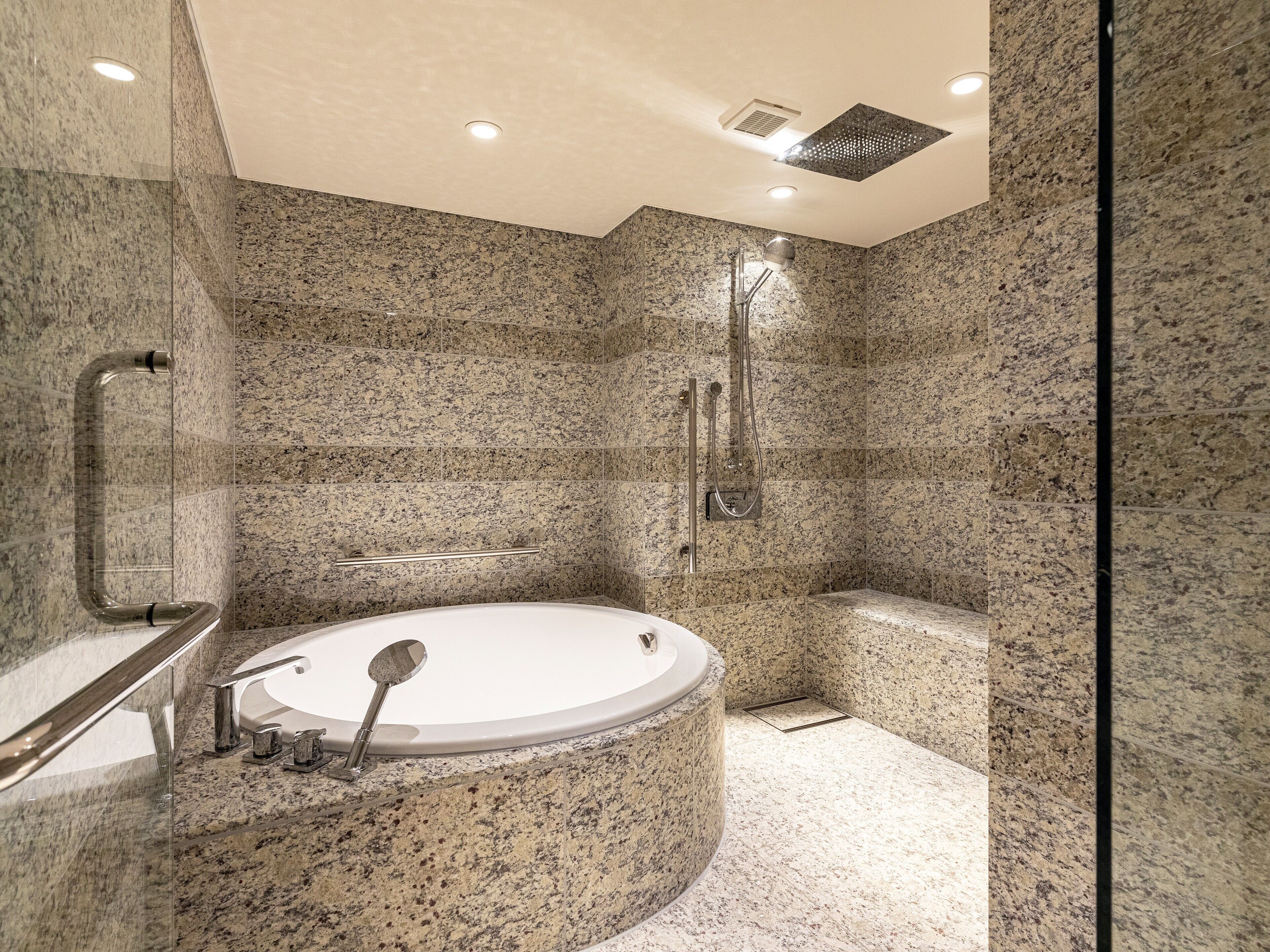 presidential suite, non smoking | bathroom | combined shower/bathtub, deep-soaking bathtub, free toiletries