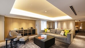 Presidential Suite, Non Smoking | Minibar, in-room safe, desk, iron/ironing board - Hotel Nikko Fukuoka (Fukuoka)