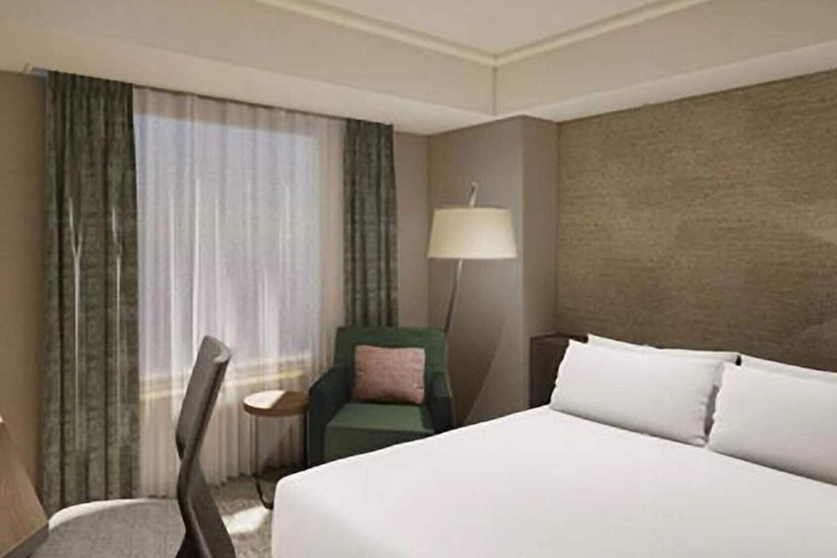 Double, Non Smoking | Minibar, in-room safe, desk, iron/ironing board